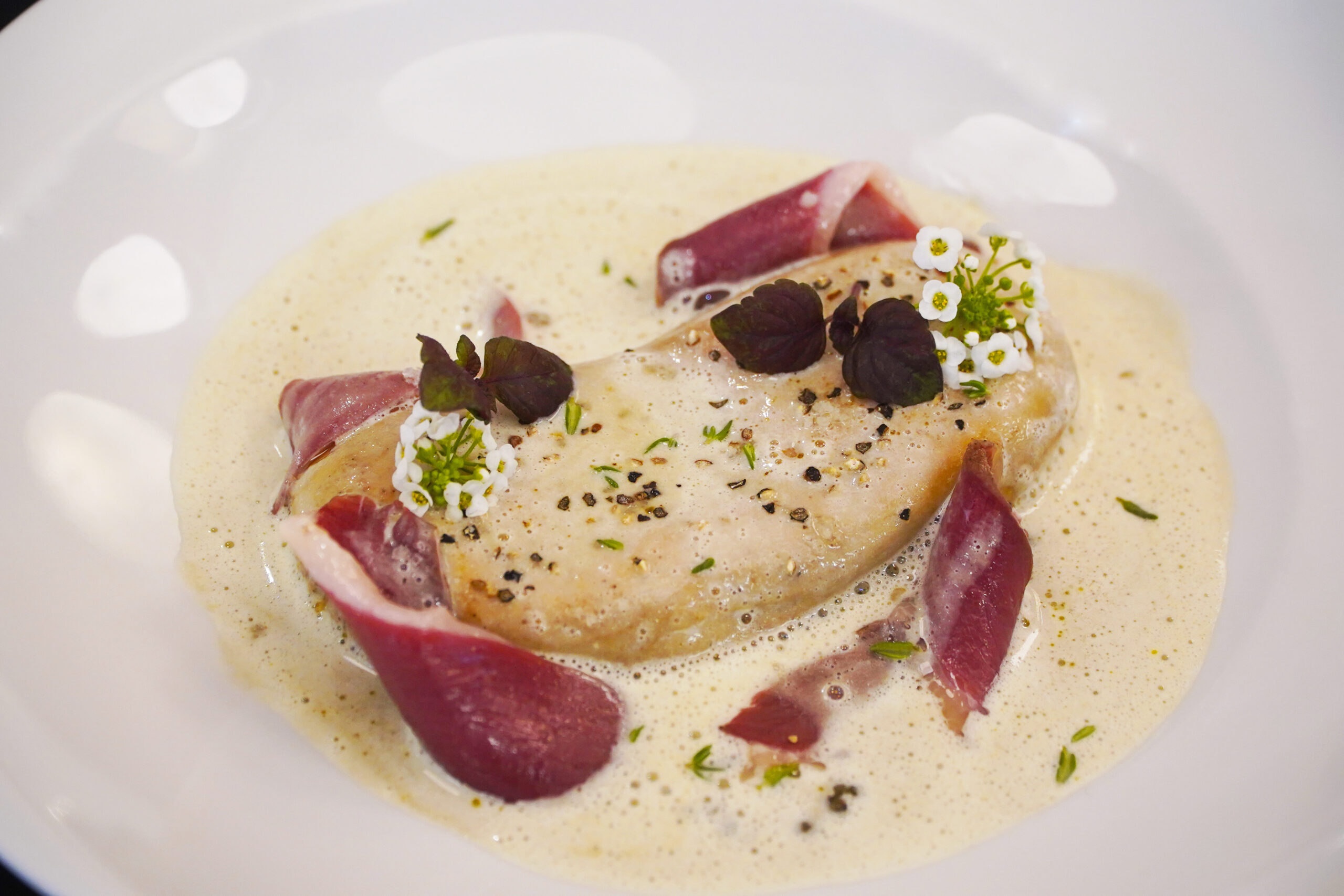Escalopes de foie gras de canard cuit vapeur à la crème de lentille et magret fumé Ernest Soulard