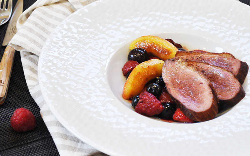 Magret de canard aux pommes et fruits rouges Ernest Soulard