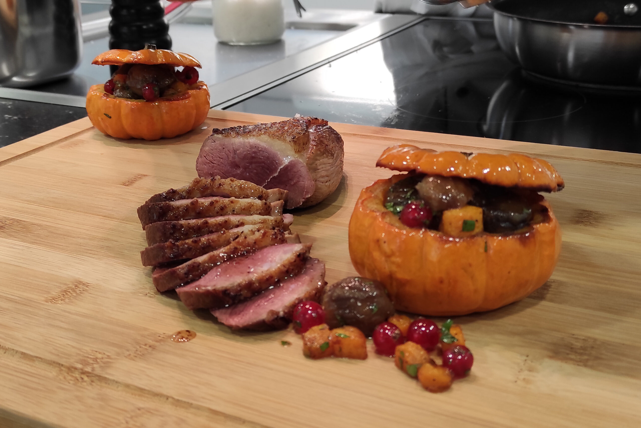 Magret de canard et sa citrouille farcie aux marrons et groseilles